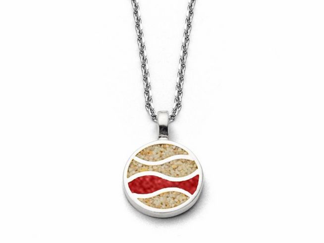 Kette aus rhodiniertem Sterling Silber mit rundem Anhänger, der Strandsand und rotem Steinsand in Wellenform zeigt, Länge 42 cm. Durable Ketten von DUR.