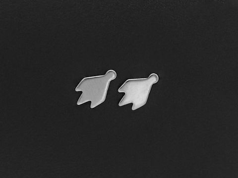 60834-0 Edelstahl Ohrringe in Form von Raketen als Ohrstecker, hergestellt von Juwelier Harnisch, glänzende Edelstahl Stecker auf schwarzem Hintergrund.