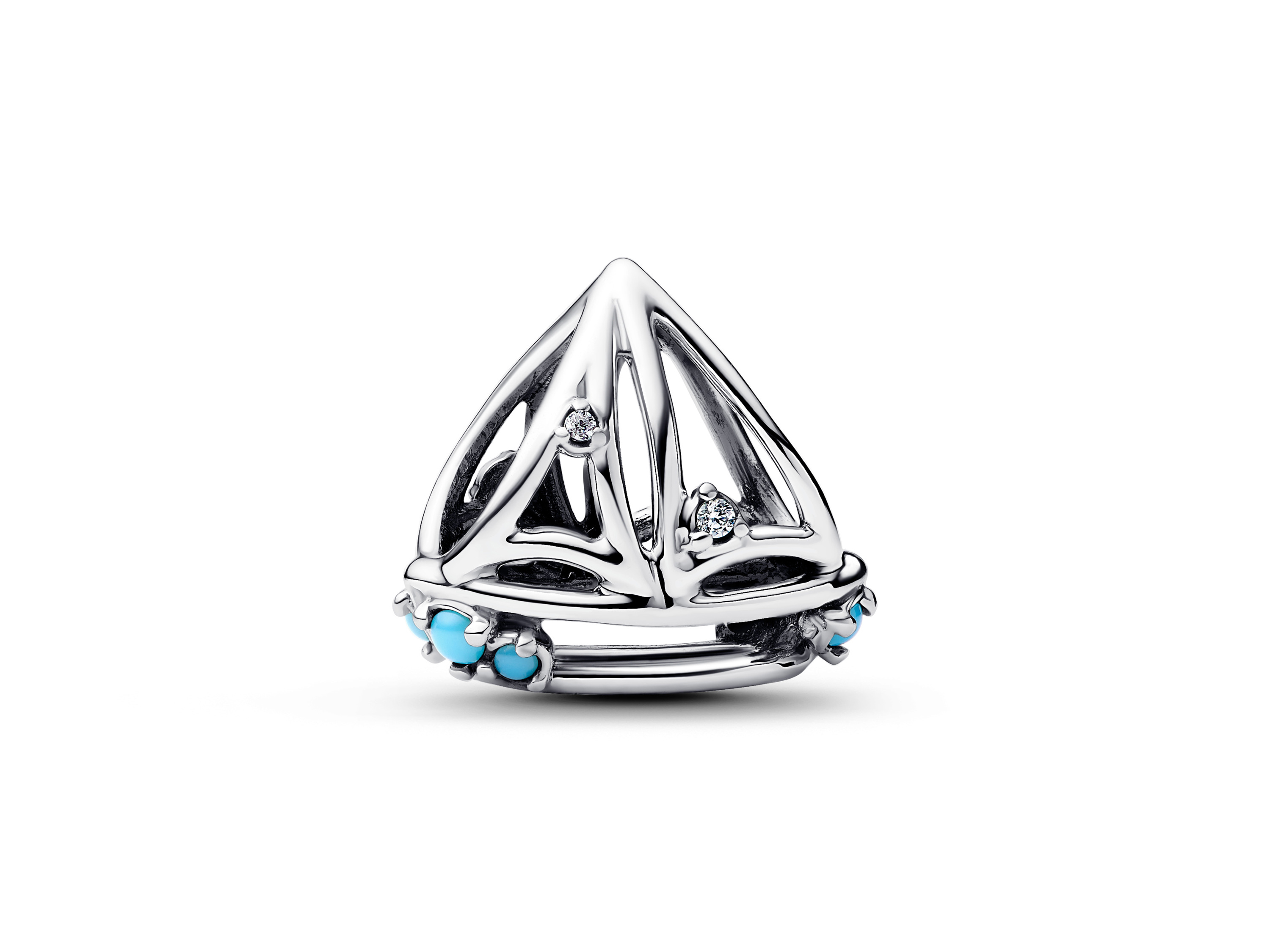 Segelboot Charm von Pandora aus Sterling Silber, offen gearbeitet mit türkisfarbenen Elementen und funkelnden Details, ideal für maritime Schmuckliebhaber.