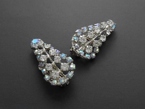 Strass Ohrclip hauchzart in Blau-Schimmer und Weiß, glitzernder Strass Schmuck von Juwelier Harnisch, elegante Ohrclips im ansprechenden Design.