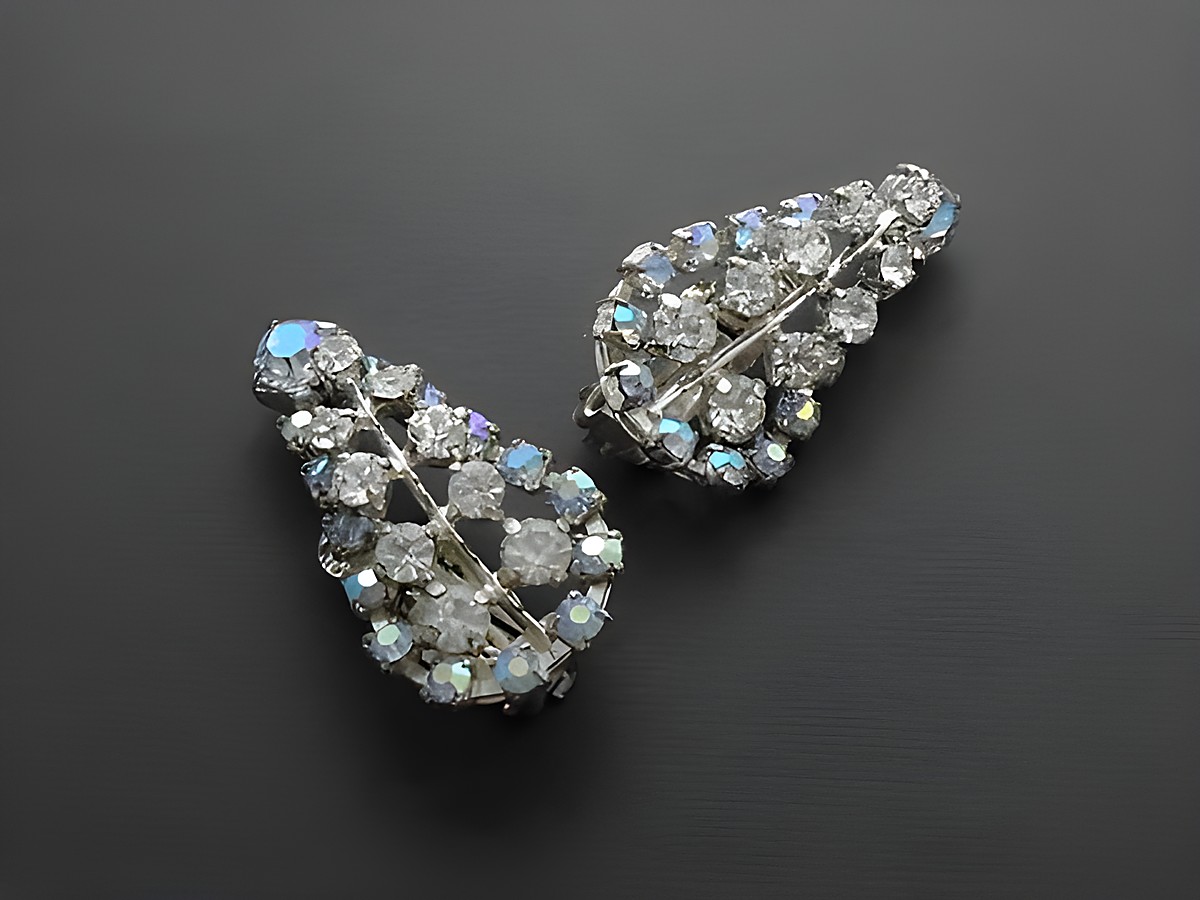Strass Ohrclip hauchzart in Blau-Schimmer und Weiß, glitzernder Strass Schmuck von Juwelier Harnisch, elegante Ohrclips im ansprechenden Design.