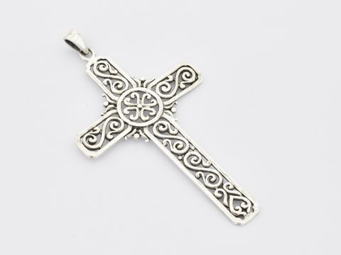 Ein Anhänger in Form eines Kreuzes aus Sterling Silber mit einem kunstvollen Muster, hergestellt von Juwelier Harnisch.