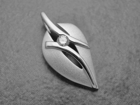 Anhänger Blatt aus rhodiniertem Sterling Silber in Weiß mit Zirkonia, Hersteller Juwelier Harnisch, inspiriert von Pflanzen. Schlichtes und elegantes Design für jeden Anlass.
