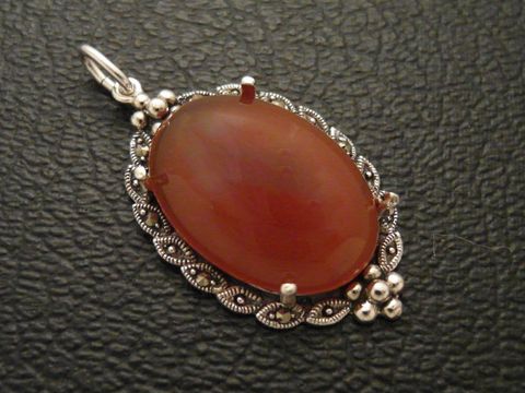 Cabochon Karneol Silber Medaillon Anhänger von Juwelier Harnisch, ovaler rot-oranger Cabochonstein in filigraner Silberfassung, idealer Schmuck für besondere Anlässe.