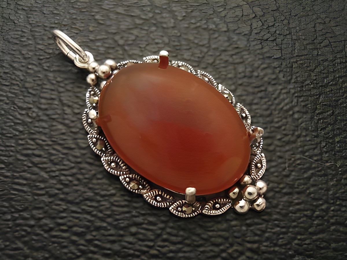 Cabochon Karneol Silber Medaillon Anhänger von Juwelier Harnisch, ovaler rot-oranger Cabochonstein in filigraner Silberfassung, idealer Schmuck für besondere Anlässe.