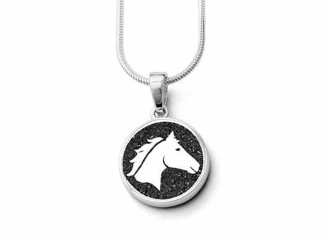 Hochwertiger DUR Anhänger mit Pferdekopf-Design aus Lavasand in rhodiniertem Sterling Silber, die perfekte Ergänzung für Pferdeliebhaber und stilvolle Akzente.