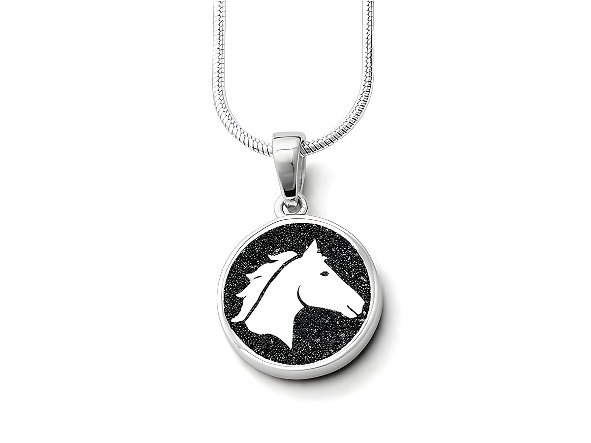 Hochwertiger DUR Anhänger mit Pferdekopf-Design aus Lavasand in rhodiniertem Sterling Silber, die perfekte Ergänzung für Pferdeliebhaber und stilvolle Akzente.