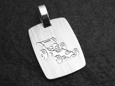 Silberanhänger in rechteckiger Form mit eingravierter Abbildung eines Formel 1 Autos, ideal für Motorsportliebhaber, Hersteller Juwelier Harnisch, sportliches Schmuckstück.