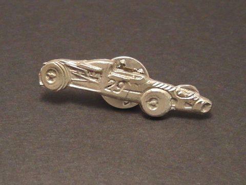 Rennauto Pin Anstecker Anstecknadel aus Metall von Juwelier Harnisch, detailgetreu und glänzend gestaltet, ideal für Motorsportliebhaber.