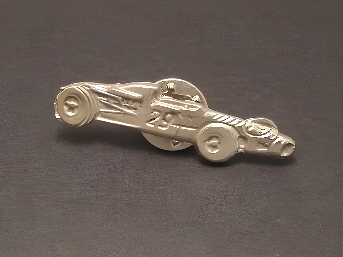 Rennauto Pin Anstecker Anstecknadel aus Metall von Juwelier Harnisch, detailgetreu und glänzend gestaltet, ideal für Motorsportliebhaber.