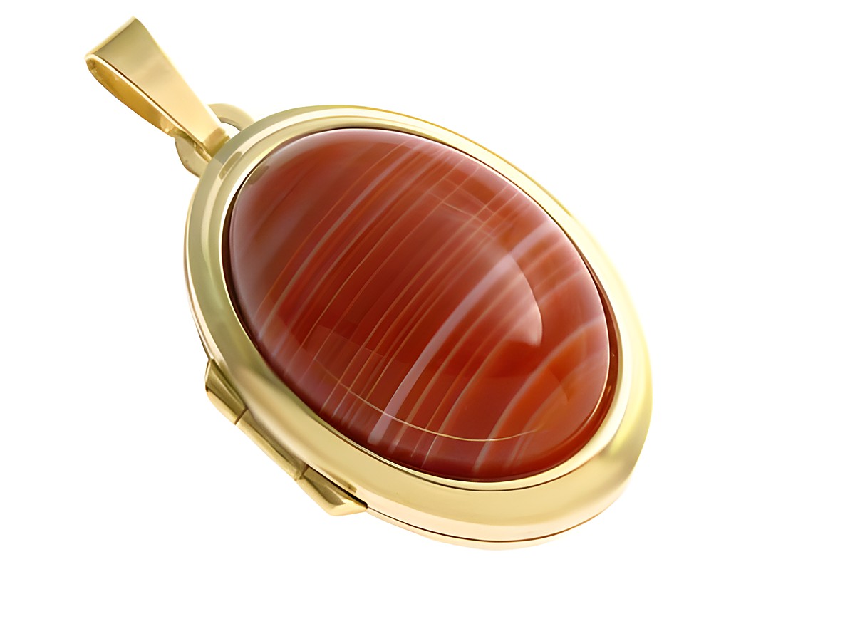 Roter Sardonyx Cabochon in ovaler Form, eingefasst in einem eleganten Gold 333 Medaillon des Herstellers Juwelier Harnisch, strahlt warme Farben und klassischen Stil aus.