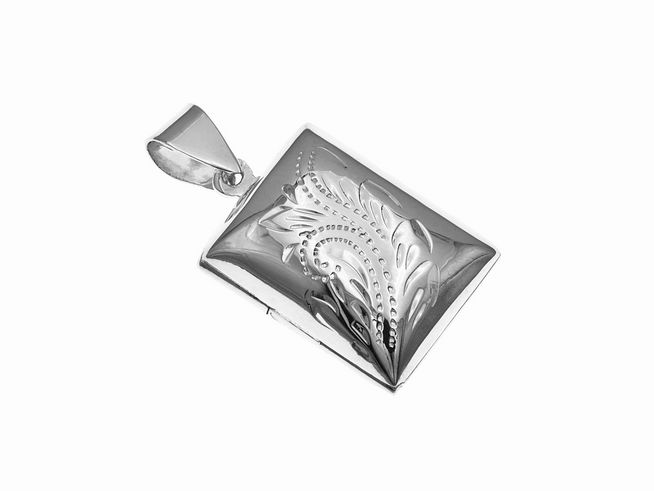 Silber Medaillon in eckiger Form mit floralen Mustern, hergestellt von Juwelier Harnisch. Das Medaillon hat eine glatte Oberfläche und detaillierte, kunstvolle Verzierungen.