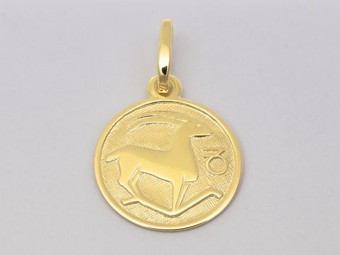 Polierter Goldanhänger mit dem Steinbock als Sternzeichen, Durchmesser von 14 mm, hergestellt von Juwelier Harnisch, detailreiche Darstellung des Steinbocks.