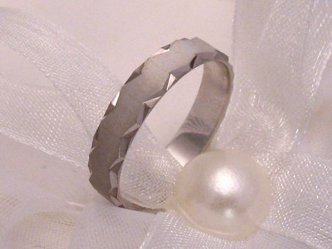 Trauring Ehering WHITE LOVE aus Weißgold 333 in Größe 64/20,4, Hersteller Juwelier Harnisch, mit facettierter Oberfläche, elegant präsentiert auf einem zarten weißen Band und einer Perle.