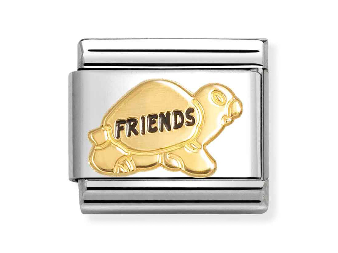 Eine goldene Schildkröte mit dem Schriftzug FRIENDS auf einer silbernen Grundplatte, gefertigt von Pandora, Teil der Kollektion 030285 74 - Classic Gold & Emaille, Neuheiten.