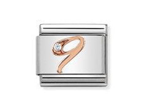 Zahlen Charm von Nomination mit der Zahl 9 in Roségold und einem kleinen weißen Kristall auf einem silbernen Hintergrund, passend für Composable Classic Armbänder.