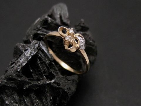 Gold Ring Schleife Gold 333 Diamant Gr. 56 Hersteller Juwelier Harnisch bis Gr. 56/18, filigran gearbeitet, harmonisches Design, edle Materialien, funkelnder Diamant.
