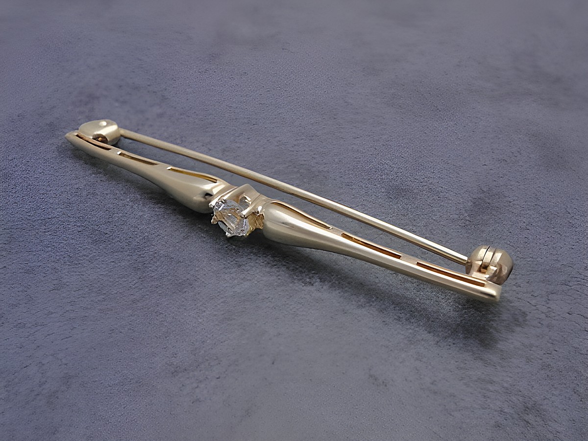 Gold Brosche edel Gold 333 mit Bergkristall als Anstecknadel, Hersteller Juwelier Harnisch, elegant und zeitlos gestaltet. Perfekt für besondere Anlässe oder elegante Outfits.
