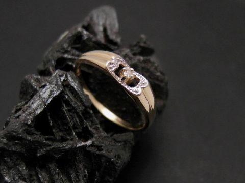 Gold Ring feminin Gold 333 Diamant Größe 52,5 Hersteller Juwelier Harnisch bis Größe 54 17,5 auf schwarzem Hintergrunde.
