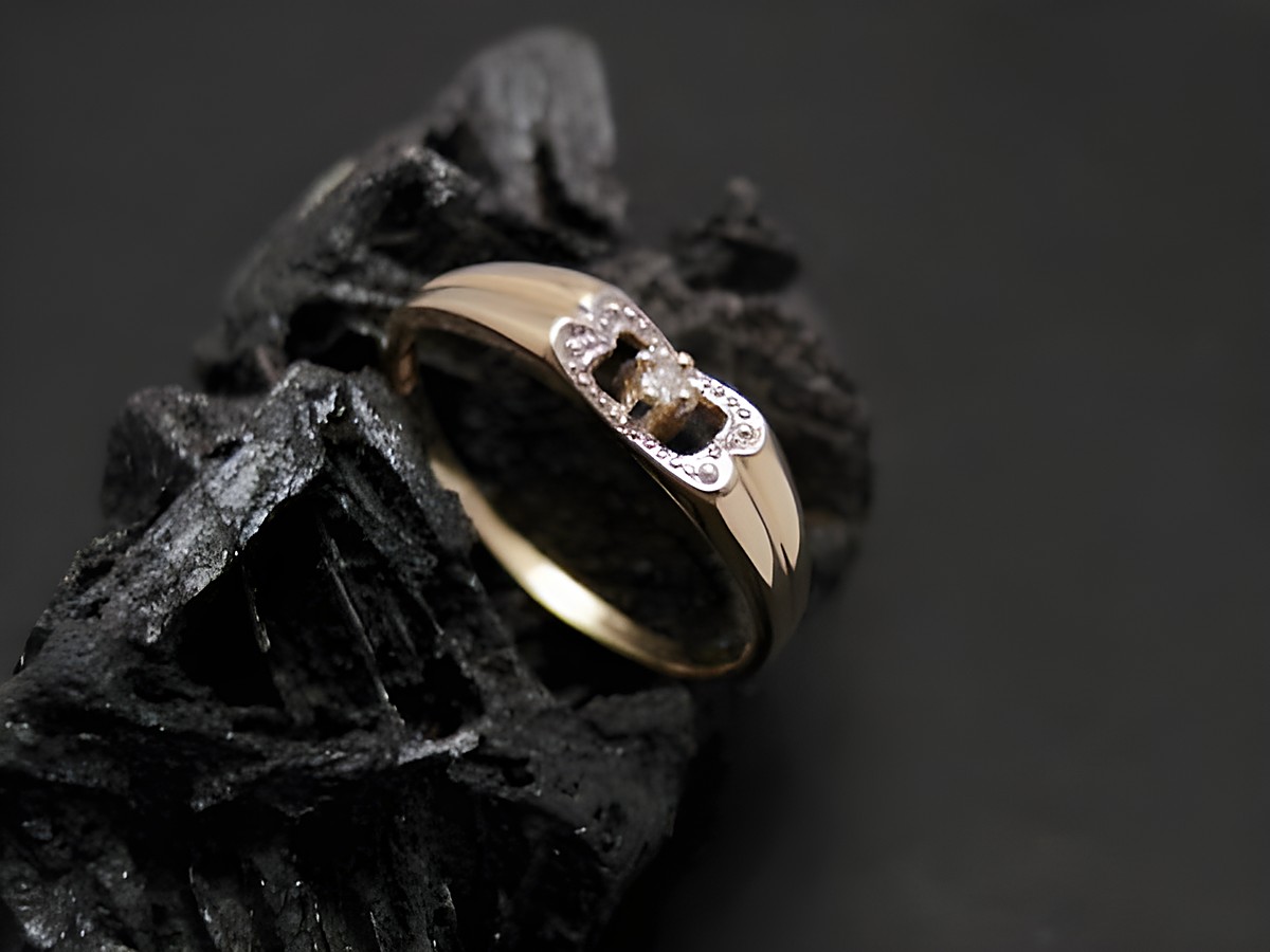 Gold Ring feminin Gold 333 Diamant Größe 52,5 Hersteller Juwelier Harnisch bis Größe 54 17,5 auf schwarzem Hintergrunde.