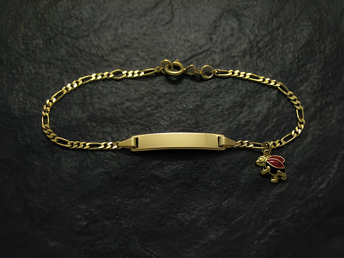 Gold Gravur Armband mit einem Marienkäferanhänger, komfortable Länge bis 16 cm, hergestellt von Juwelier Harnisch, ideal für persönliche Gravuren.