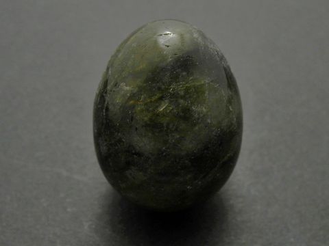 Dunkelgrünes Stein-Ei aus Achat, gefertigt aus Naturstein, Größe 30 x 22 x 22 mm, Hersteller Juwelier Harnisch, ideal für Sammler und als Dekoration.