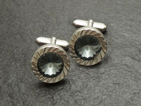Strass Manschettenknöpfe in edlem Design mit blau geschliffenem Strassstein, gefertigt vom Juwelier Harnisch, ideal für formelle Anlässe und stilvolle Outfits.