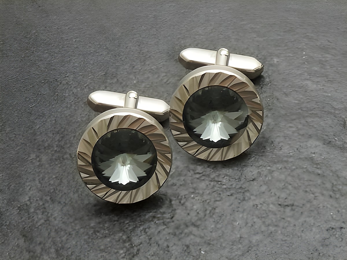 Strass Manschettenknöpfe in edlem Design mit blau geschliffenem Strassstein, gefertigt vom Juwelier Harnisch, ideal für formelle Anlässe und stilvolle Outfits.