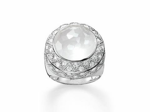 Silberner Ring von Thomas Sabo mit Milky Quarz und Zirkonia in Größe 54, elegant mit einem großen, facettierten Quarzstein und funkelnden Details umgeben.
