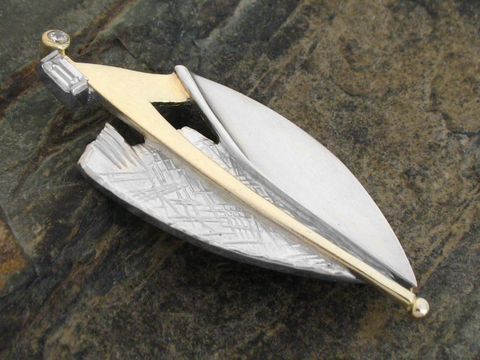 Brosche teilvergoldet mit Zirkonia aus 925 Sterling Silber, elegant gestaltetes Schiffsmotiv, geeignet für stilvolle Akzente und besondere Anlässe, Hersteller Juwelier Harnisch.