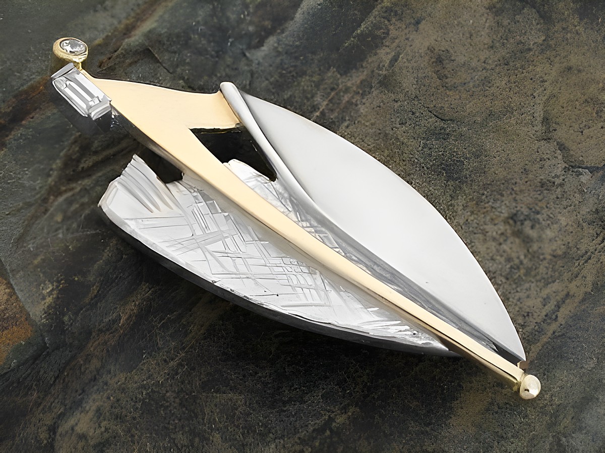 Brosche teilvergoldet mit Zirkonia aus 925 Sterling Silber, elegant gestaltetes Schiffsmotiv, geeignet für stilvolle Akzente und besondere Anlässe, Hersteller Juwelier Harnisch.