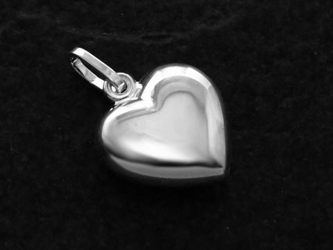 Vollplastischer Herzanhänger aus Sterling Silber mit einem Durchmesser von 12 mm, hergestellt von Juwelier Harnisch, glänzende Oberfläche und elegante Form.