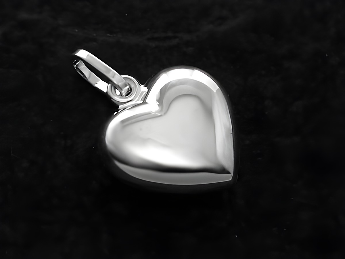 Vollplastischer Herzanhänger aus Sterling Silber mit einem Durchmesser von 12 mm, hergestellt von Juwelier Harnisch, glänzende Oberfläche und elegante Form.