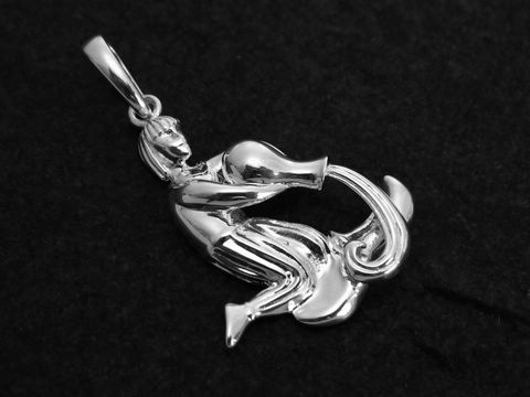 Wassermann Sternzeichen Anhänger aus 925 Sterling Silber, poliert, dargestellt durch eine Statue mit Mensch und Wasserkrug, gefertigt vom Juwelier Harnisch.