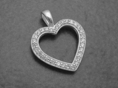 Silber Anhänger in Herzform, romantisch gestaltet mit weißem Zirkonia, Hersteller: Juwelier Harnisch, Perlen & Steine. Ideal als Geschenk für verliebte Herzen.
