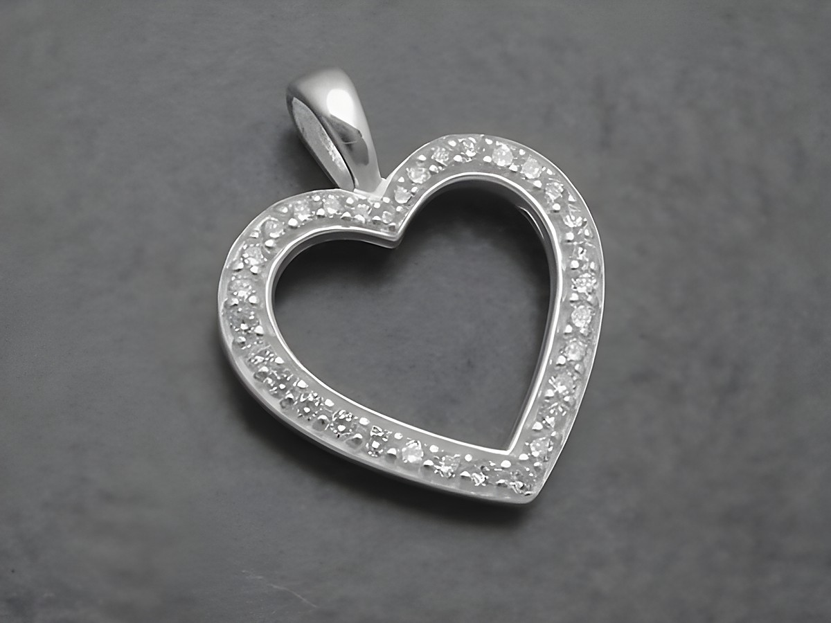 Silber Anhänger in Herzform, romantisch gestaltet mit weißem Zirkonia, Hersteller: Juwelier Harnisch, Perlen & Steine. Ideal als Geschenk für verliebte Herzen.