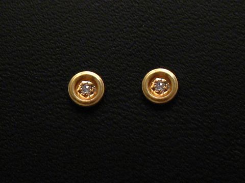 Moderne Ohrringe aus Gold 585 mit einem Diamanten von 0,02 ct W/P, hergestellt von Juwelier Harnisch, Brillant und Diamant, schlichte elegante Form.