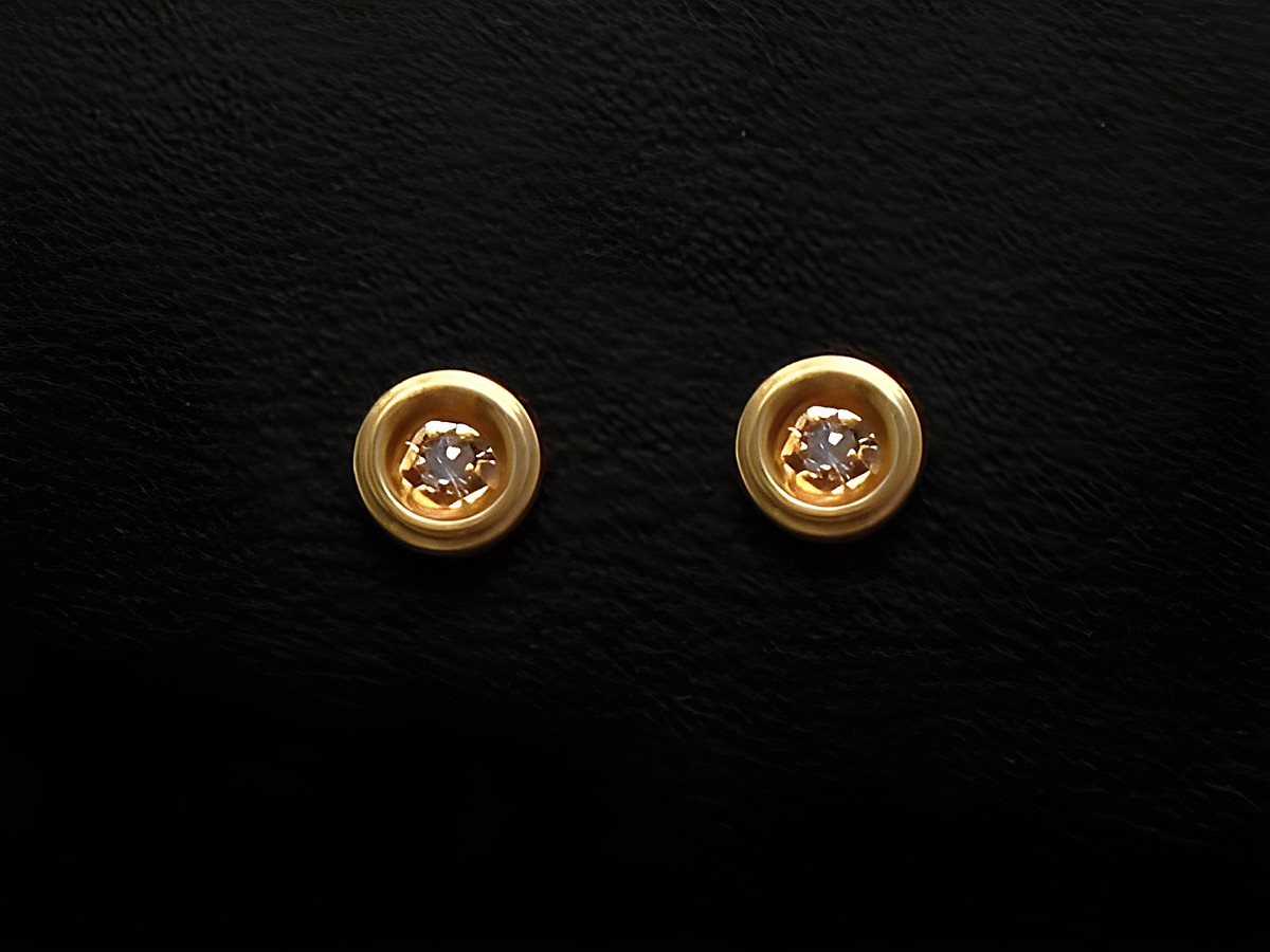 Moderne Ohrringe aus Gold 585 mit einem Diamanten von 0,02 ct W/P, hergestellt von Juwelier Harnisch, Brillant und Diamant, schlichte elegante Form.