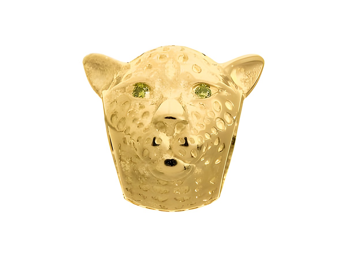 Ein detaillierter Charm in Form eines Leopardenkopfes, aus Gelbgold mit grünen Steinen, hergestellt von Endless, kombiniert Gold und Silber für ein elegantes Accessoire.