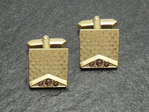 Vergoldete Manschettenknöpfe mit lila funkelndem Strass, Hersteller Juwelier Harnisch, goldfarben mit einem strukturierten Design und einer eleganten Form für stilvolle Outfits.