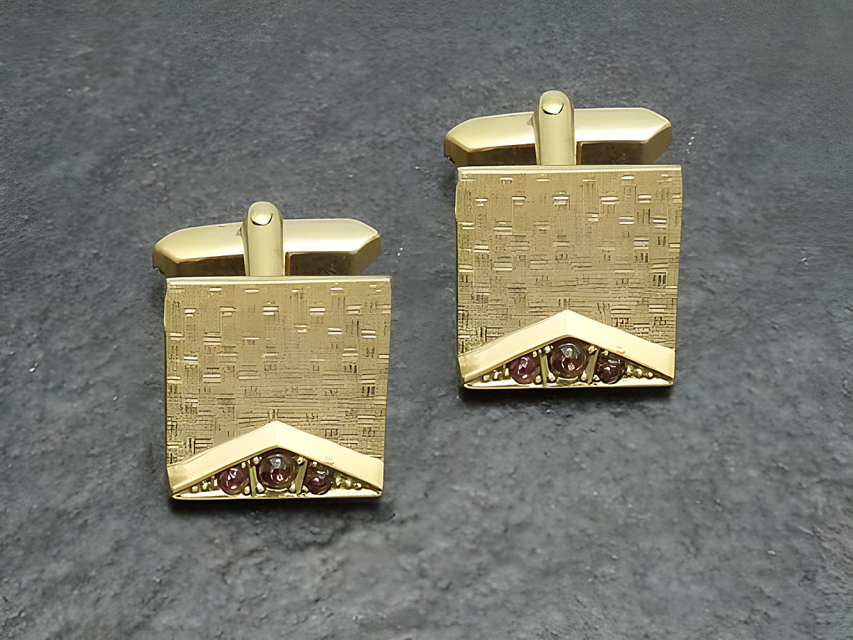 Vergoldete Manschettenknöpfe mit lila funkelndem Strass, Hersteller Juwelier Harnisch, goldfarben mit einem strukturierten Design und einer eleganten Form für stilvolle Outfits.
