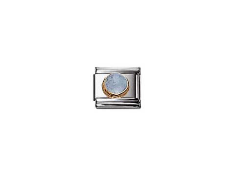 Runder Charm von Nomination aus der Classic R AQUAMARIN Kollektion, mit einem zarten aquamarinfarbenen Stein und goldfarbener Umrandung auf silberner Grundplatte.