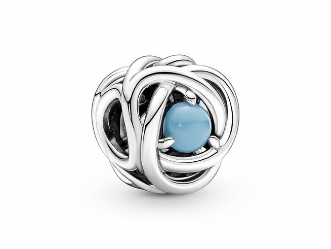 Pandora türkisblauer Eternity Circle Charm aus Silber mit einem zentralen Kristall in hellem Türkis, kunstvoll gefasst in einem filigranen Design aus geschwungenen Linien.