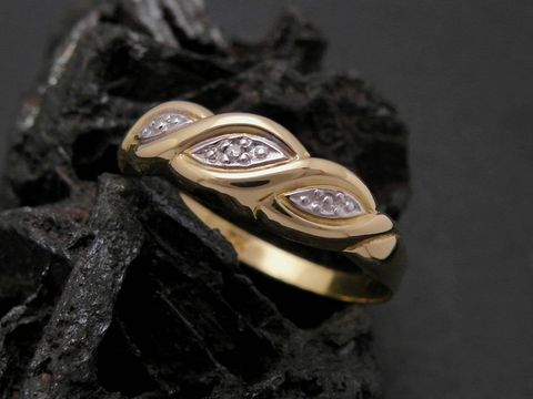 Bezaubernder Goldring in Gold 750 bicolor mit geschwungenem Design und funkelnden Diamanten. Größe 54, Hersteller Juwelier Harnisch, ideal für elegante Anlässe.