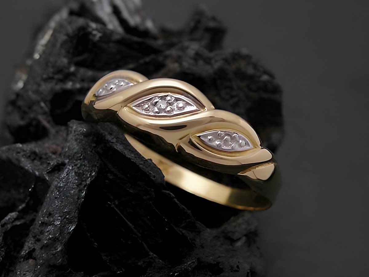 Bezaubernder Goldring in Gold 750 bicolor mit geschwungenem Design und funkelnden Diamanten. Größe 54, Hersteller Juwelier Harnisch, ideal für elegante Anlässe.