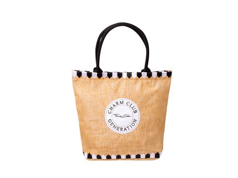 56967895-0 Thomas Sabo Shopper aus hochwertigem Material in Beige mit schwarzem Henkel und weißem Charm Club Logo, Maße 30cm x 33cm x 12cm, ideal für den Alltag und stilvolle Aufbewahrung.