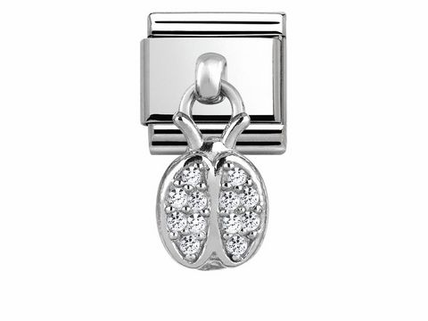 Ein silberner Charms-Anhänger in Form eines Marienkäfers, verziert mit funkelnden Zirkonia-Steinen, eignet sich perfekt für eine Charm-Armband-Kollektion.
