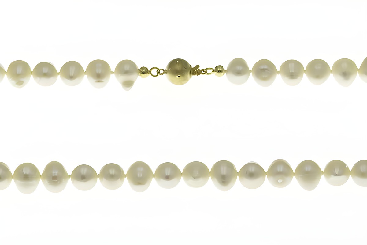 Perlenkette mit 45 cm Länge aus Süßwasser Zuchtperlen in Weiß, hergestellt von Juwelier Harnisch, klassisches Design, ideal für elegante Anlässe.