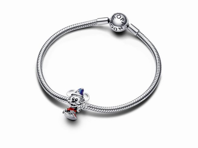 Der Charm zeigt Micky Maus als Zauberlehrling mit einem blauen Hut und rotem Umhang, gefertigt aus Sterling Silber und verziert mit bunten Zirkonia. Ideal für Disney-Fans.