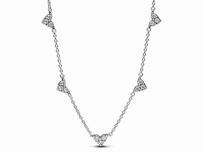 Dreifachstein Herz Halskette von Pandora aus Silber mit klaren Zirkonia, 45 cm lang, elegant gestaltete Kette mit herzförmigen Anhängern für einen funkelnden Look.